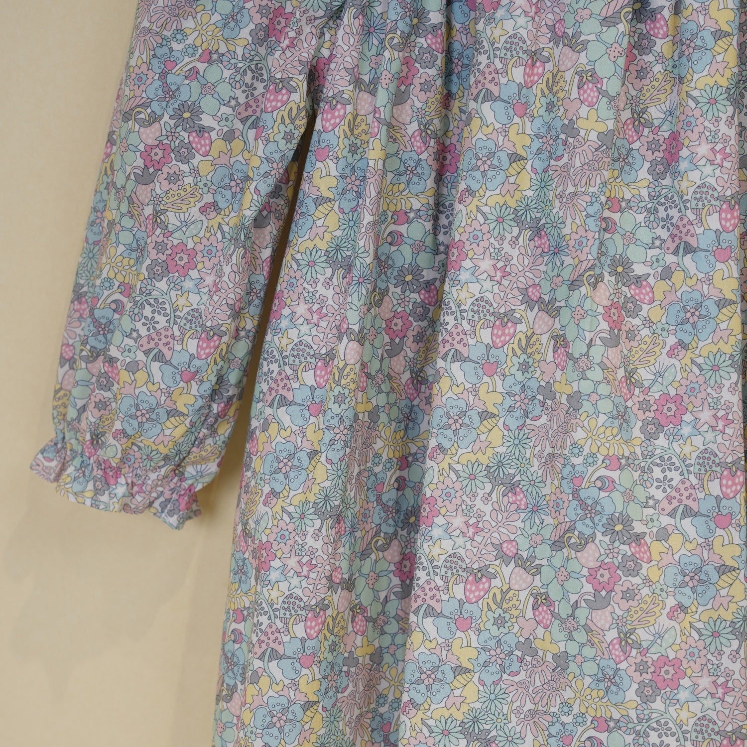Long sleeve and ditsy floral cotton fabric detail